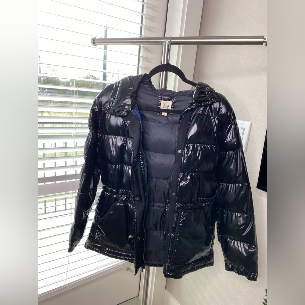 Gap black bubble coat with good and optional cinched waist